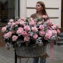 Розкішний кошик із півонієвидними трояндами Pink O’Hara у садовому стилі «Коли приходить любов»
