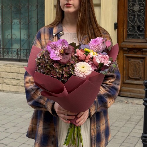 Цікавий букет в осінніх кольорах «Сливовий сад»
