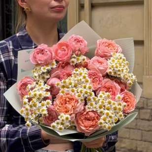 Чарівний букет із танацетумом та кущовою півонієвидною трояндою Juliet «Польові нектаринки»