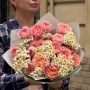 Чарівний букет із танацетумом та кущовою півонієвидною трояндою Juliet «Польові нектаринки»