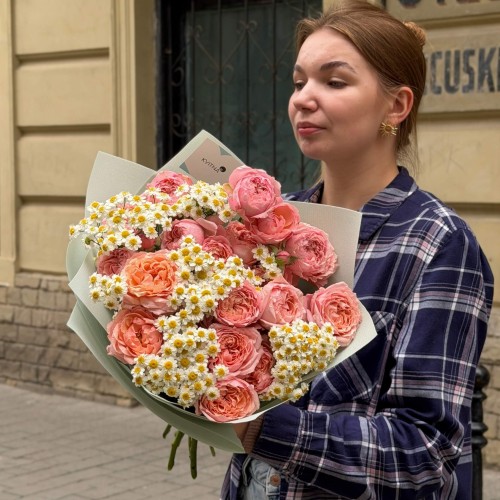 Чарівний букет із танацетумом та кущовою півонієвидною трояндою Juliet «Польові нектаринки»