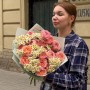 Чарівний букет із танацетумом та кущовою півонієвидною трояндою Juliet «Польові нектаринки»