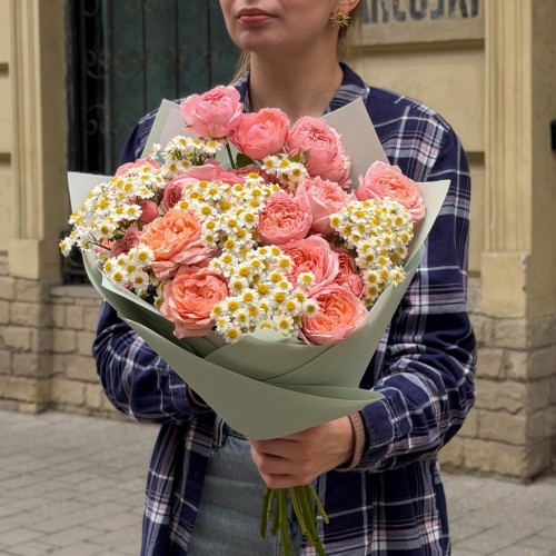 Чарівний букет із танацетумом та кущовою півонієвидною трояндою Juliet «Польові нектаринки»