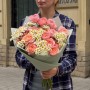 Чарівний букет із танацетумом та кущовою півонієвидною трояндою Juliet «Польові нектаринки»