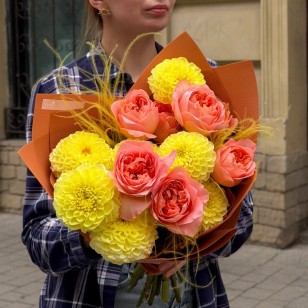 Яскравий букет із півонієвидними трояндами та жоржинами «Сонячні промені Любові»