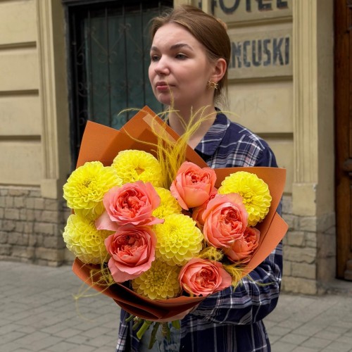 Яскравий букет із півонієвидними трояндами та жоржинами «Сонячні промені Любові»