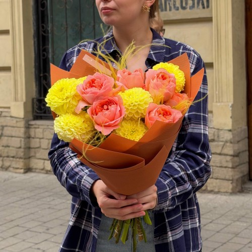 Яскравий букет із півонієвидними трояндами та жоржинами «Сонячні промені Любові»