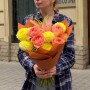 Яскравий букет із півонієвидними трояндами та жоржинами «Сонячні промені Любові»