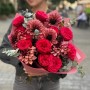 Чарівний букет із півонієвидною трояндою Red Piano «Закохана Софія»