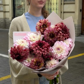 Bouquet of 15 Blush-Toned Dahlias «Blueberry Cheesecake»