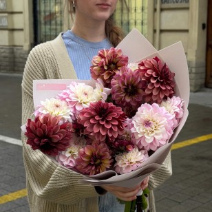 Bouquet of 15 Blush-Toned Dahlias «Blueberry Cheesecake»