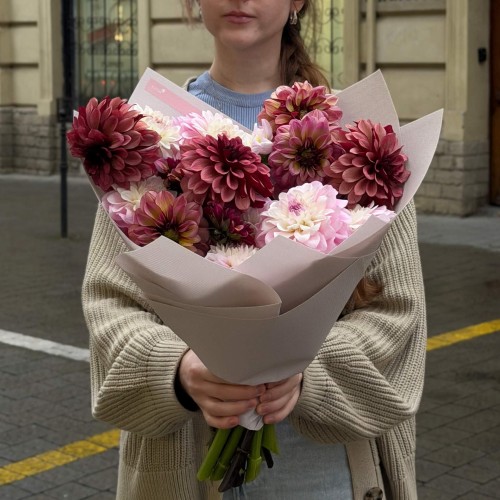 Bouquet of 15 Blush-Toned Dahlias «Blueberry Cheesecake»