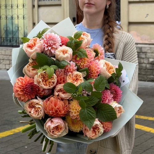 Розкішний осінній букет із жоржинами та трояндою Tip Top «Золотаве намисто»