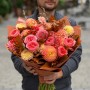 Розкішний осінній букет із жоржин та півонієвидної троянди Candy X-Pression «Поцілунок світанку»
