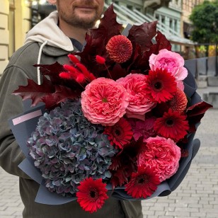 Букет у багряних відтінках із півонієвидними трояндами «Після заходу сонця»