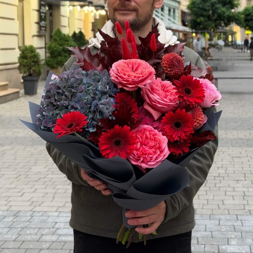 Букет у багряних відтінках із півонієвидними трояндами «Після заходу сонця»