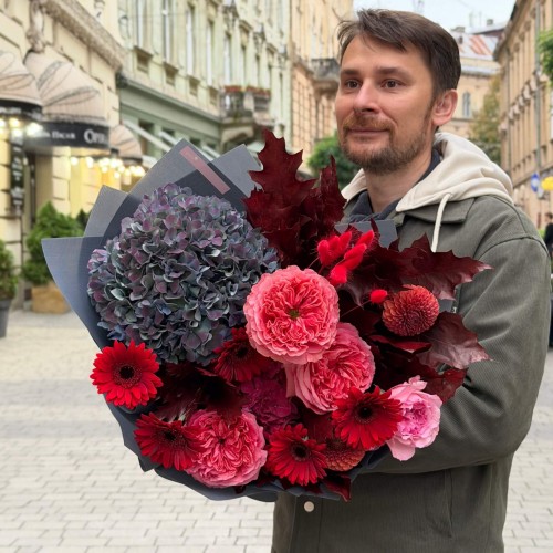 Букет у багряних відтінках із півонієвидними трояндами «Після заходу сонця»