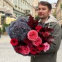 Букет у багряних відтінках із півонієвидними трояндами «Після заходу сонця»