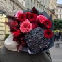 Букет у багряних відтінках із півонієвидними трояндами «Після заходу сонця»
