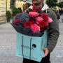 Букет у багряних відтінках із півонієвидними трояндами «Після заходу сонця»