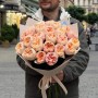 23 вишукані півонієвидні троянди сорту Tip Top у букеті «Персикове морозиво»