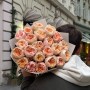 23 вишукані півонієвидні троянди сорту Tip Top у букеті «Персикове морозиво»