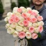 39 розкішних півонієвидних троянд White O'Hara та Mayfield у букеті «Аромат любові»