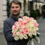 39 розкішних півонієвидних троянд White O'Hara та Mayfield у букеті «Аромат любові»