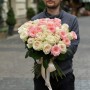 39 розкішних півонієвидних троянд White O'Hara та Mayfield у букеті «Аромат любові»