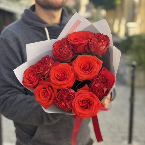 Mix of Nina and Red Monster Roses «Vibrant Petals»