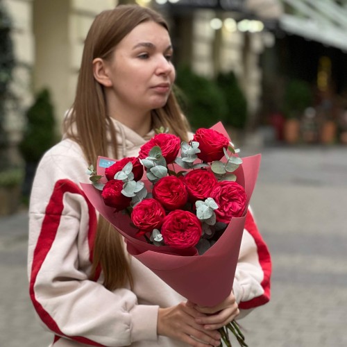9 ярких пионовидных роз сорта Red Piano в букете «Рубиновый огонь»
