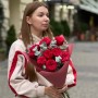 9 ярких пионовидных роз сорта Red Piano в букете «Рубиновый огонь»