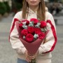 9 ярких пионовидных роз сорта Red Piano в букете «Рубиновый огонь»