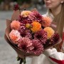 13 жоржин у осінніх відтінках у букеті «Шоколадний апельсин»