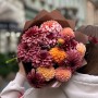 13 жоржин у осінніх відтінках у букеті «Шоколадний апельсин»