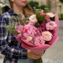 Романтичный букет с цимбидиумом «Нежний поцелуй»