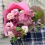 Романтичный букет с цимбидиумом «Нежний поцелуй»