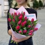 25 тюльпанів сорту Pacha у букеті «Вишневі льодяники»