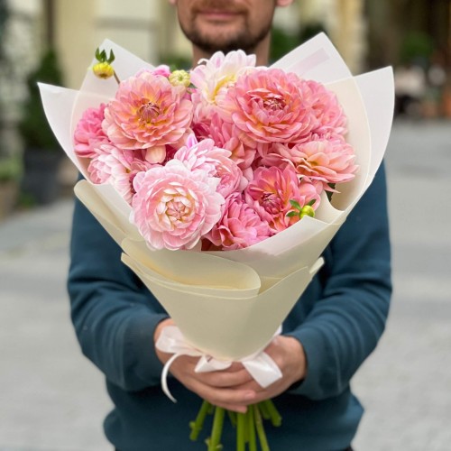 Bouquet of 15 Delicate Dahlias «Peach Lotuses»