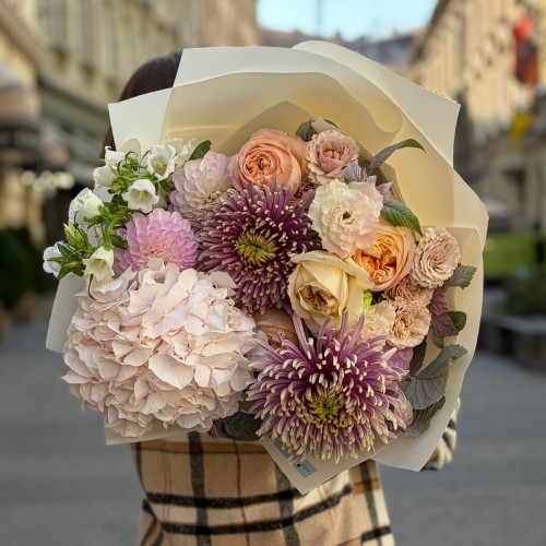 Delicate Bouquet with Baltazar Chrysanthemums «First Glance»