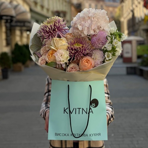 Delicate Bouquet with Baltazar Chrysanthemums «First Glance»