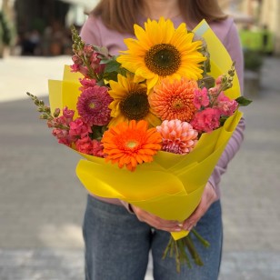 Bright Bouquet with Sunflowers «Warm Air»