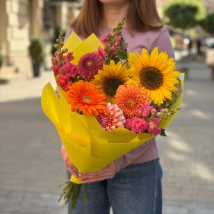 Bright Bouquet with Sunflowers «Warm Air»