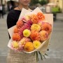 Микс из 21 георгины в букете «Нечто прекрасное»