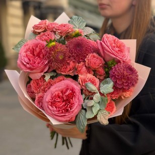 Яркий букет с пионовидными розами Pink X-Pression «В объятиях росы»