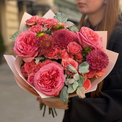 Яркий букет с пионовидными розами Pink X-Pression «В объятиях росы»