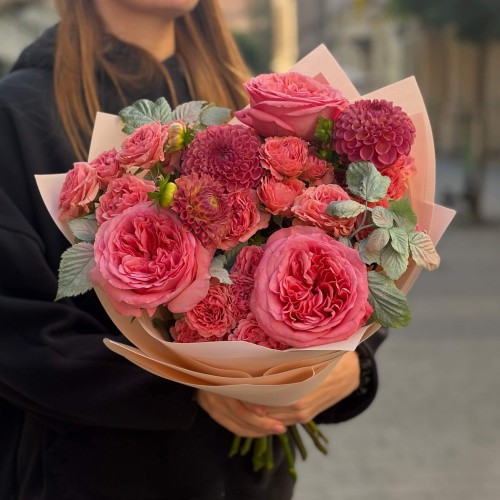Яркий букет с пионовидными розами Pink X-Pression «В объятиях росы»