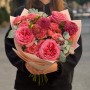 Яркий букет с пионовидными розами Pink X-Pression «В объятиях росы»