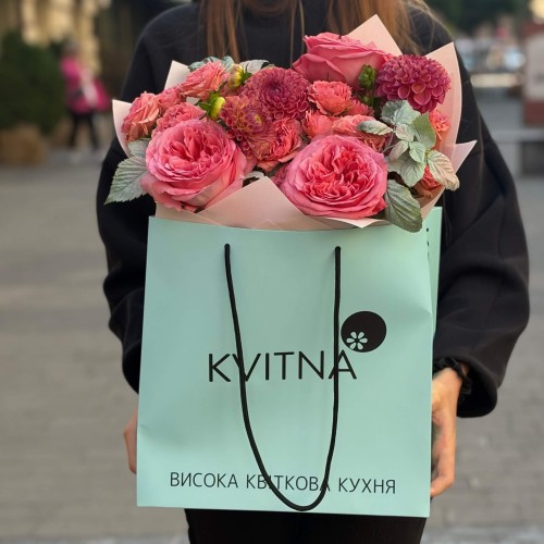 Яркий букет с пионовидными розами Pink X-Pression «В объятиях росы»