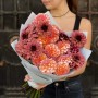Микс из 25 георгин сортов Night Silence и Peaches N' Cream в букете «Багряный рассвет»